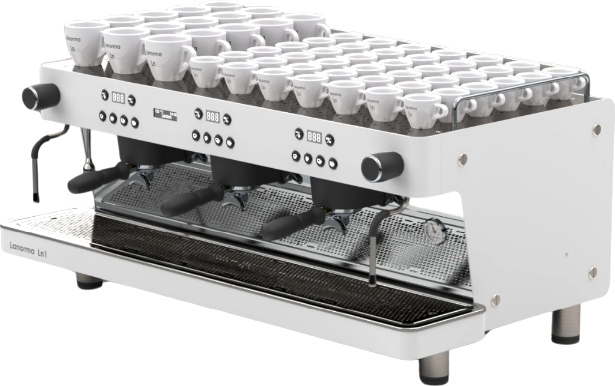Máquina de café La Norma, modelo 3 grupos, con tazas en el calientatazas