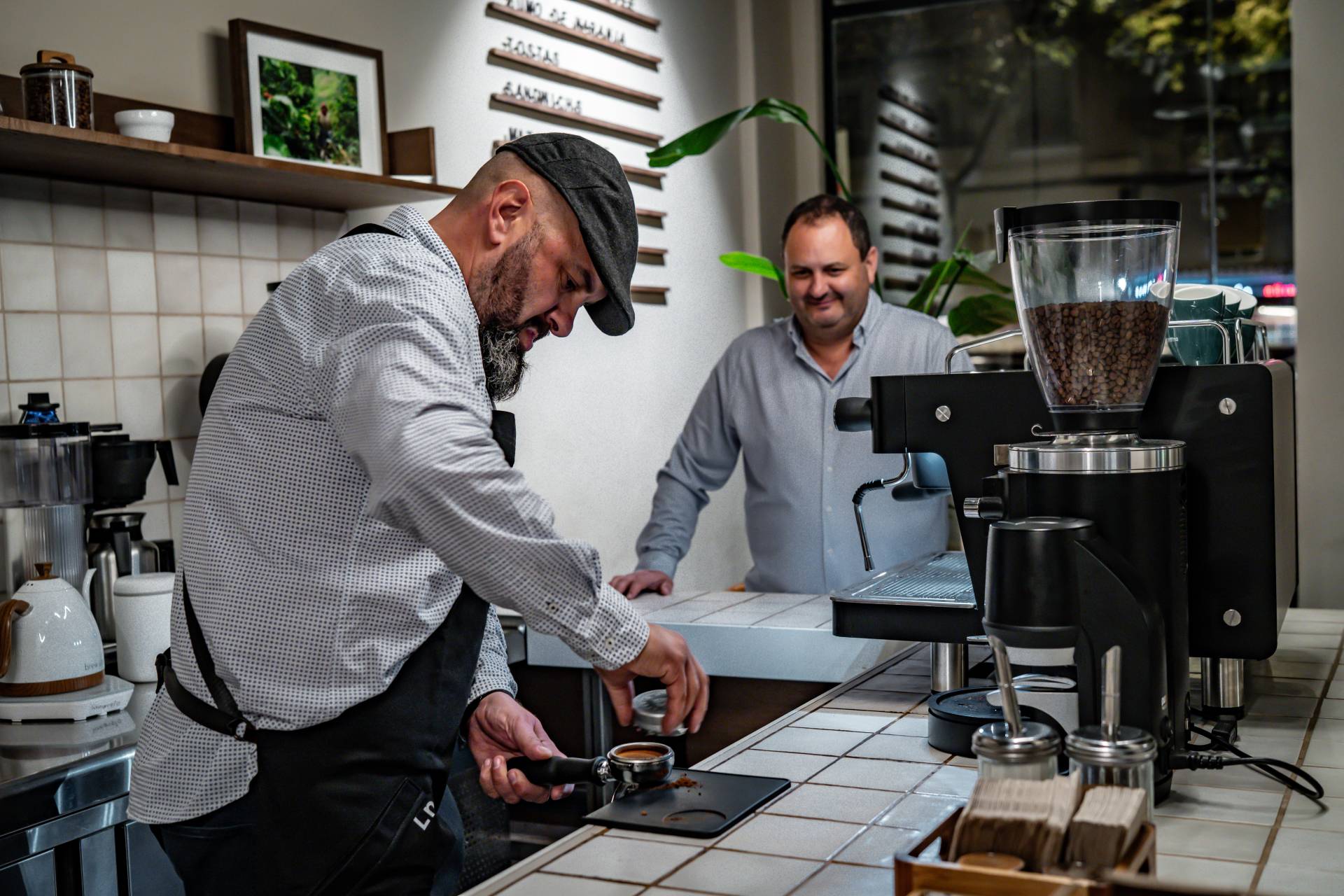 Equipo de La Norma junto a una máquina de café en un mostrador
